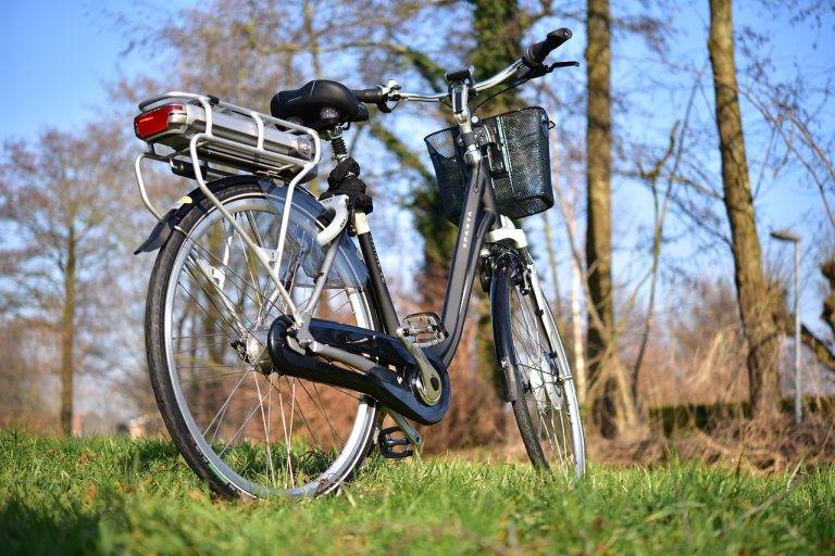 e-bike te huur met volle batterij lader handleiding slot en dubbele tassen. Mogelijkheid voor een kinderstoel in plaats van de fietstassen.